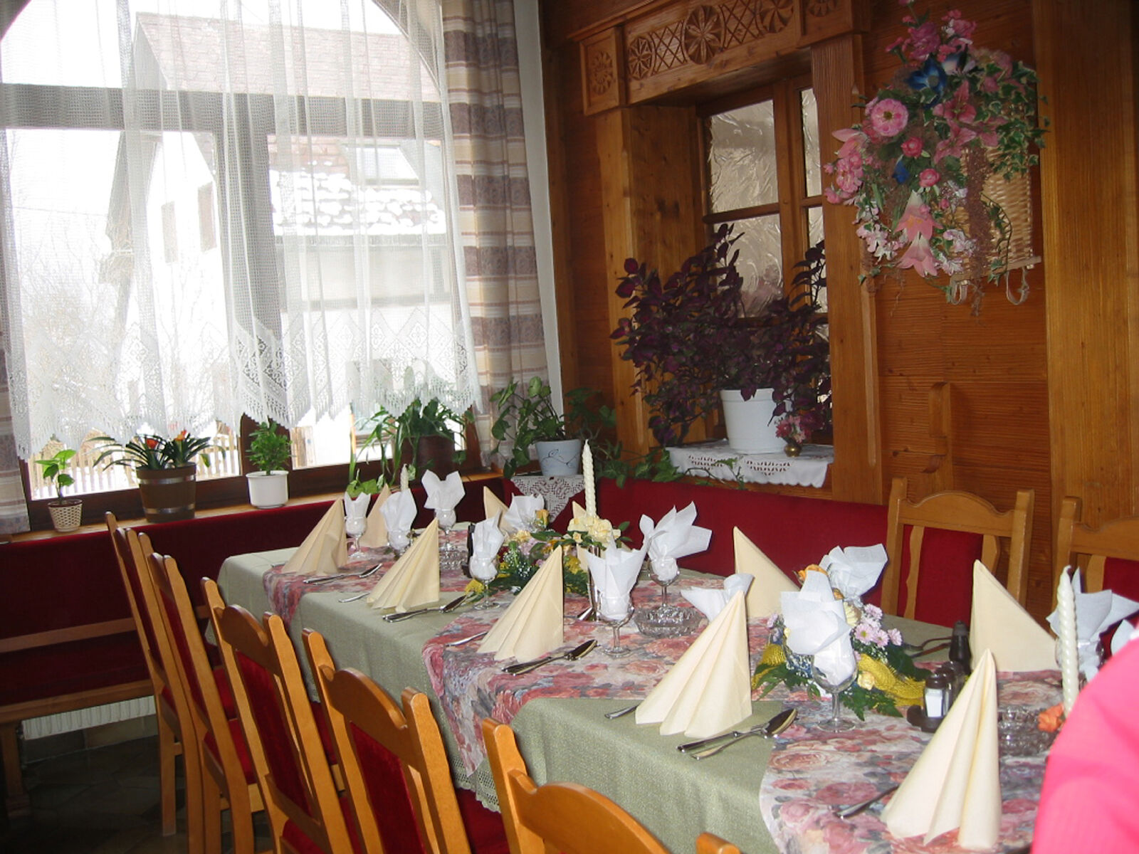 Festlich gedeckter Tisch in der Gaststube
