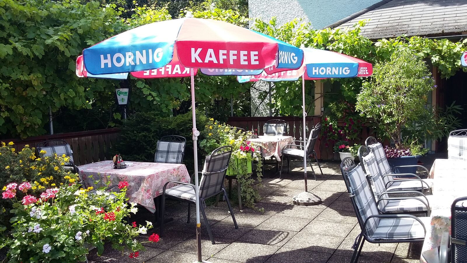 Gastgarten mit Sonnenschirmen